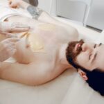 Depilacija prsi za moške s sladkorno pasto v kozmetičnem salonu