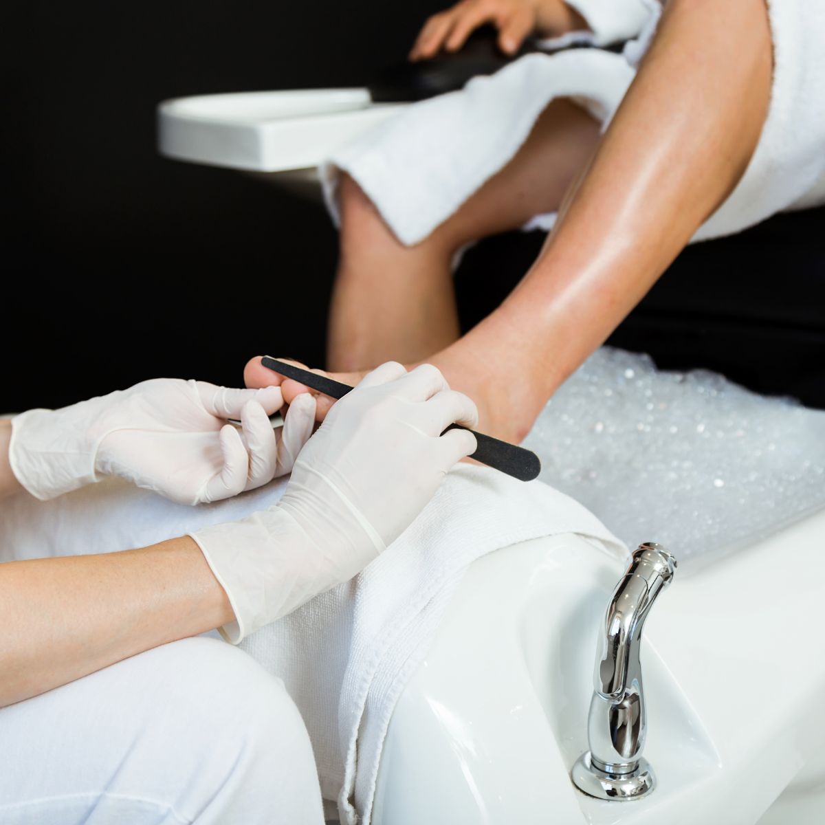 SPA-pedikura+UV-lak-(110min) Možna je tudi SPA pedikura z UV lakom v kozmetičnem salonu Niki’s Place Bled